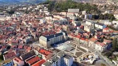 Arka planda Gap France 'ın eski kasaba meydanı kırmızı çatıları ve dağ manzarası var.