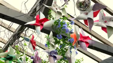 Çiçekli ve bitkili kağıt fırıldak süslemeleri Poznan