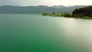 Zümrüt yeşili gölün insansız hava aracı görüntüsü.