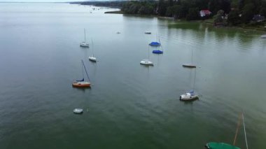 Kıyıya yakın yatlarla gölün manzarası.