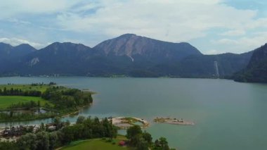 Adaları ve ormanları olan büyük dağ gölünün havadan panoramik görüntüsü