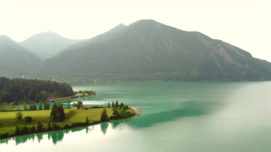 Yarımadası ve zirvesi olan turkuaz alp gölünün havadan görünüşü