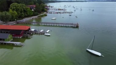 Ammersee Bavyera Almanya 15 Haziran 2025 hava manzaralı yelkenli iskelesi ve kayıkhaneleri sadece editoryal kullanım