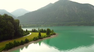 Yol çayırlarının, turkuaz göl ve dağ zirvelerinin havadan görünüşü