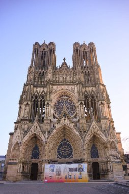 Gökdelenli Gotik katedral cephesi, başyazı işleri.