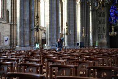 Reims Katedralinin içindeki sıra sıra sandalyelerin ziyaretçisi