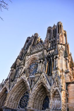 Gül pencereli ve kuleli Katedral Gotik cephesini Reims