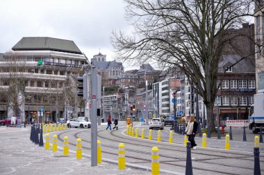 Liege Belçika 'da modern bina ve tramvay hatları olan bir cadde. 