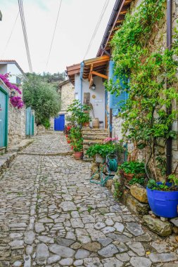 Lania, Kıbrıs köyü tipik dar sokak. Evler arasında bir Arnavut kaldırımlı yol gösterir.