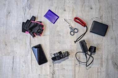 Cep telefonu, küçük kamera, şarj cihazı ve diğer temel fotoğraf makinesi ile bir günlüğüne ile hardrive.