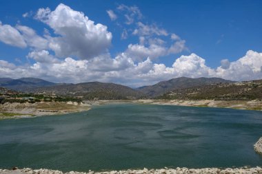 Germasogeia baraj manzaralı bir parlak mavi gökyüzü gün erken yaz aylarında.