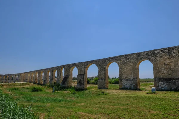 Vista Del Acueducto Kamares Larnaca Paisaje Plano Con Gran Angular — Foto de Stock