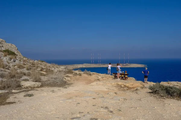 Arkadan Görünüş Cape Greco Kıbrıs'taki manzaraya hayran bir ailenin.