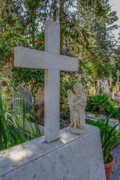 Cruz Mármol Ángel Con Los Brazos Cruzados Cementerio Con Plantas — Foto de Stock