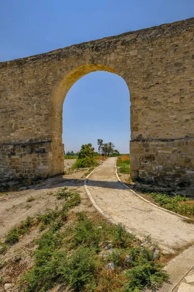 Arco Central Único Aqueduto Larnaca Chipre Shot Tem Céu Azul — Fotografia de Stock