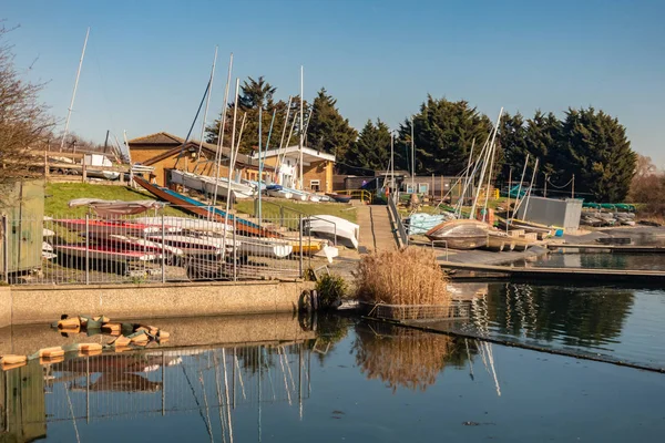 Maison de bateau avec voiliers et canots échoués à côté de Fairlop Wat — Photo