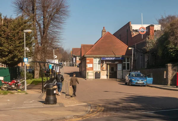 Станция лондонского метро Fairlop, вид на кассу en — стоковое фото