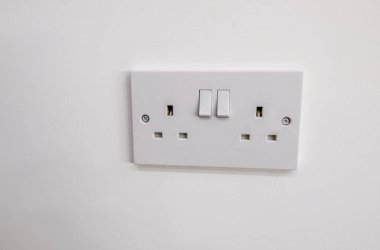Açmak ve kapatmak için iki anahtarlı çift elektrikli priz