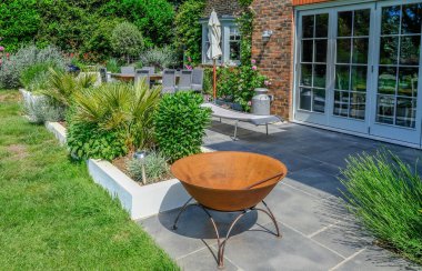 Bir İngiliz kır bahçesinde modern çağdaş veranda.