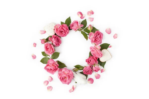 Grinalda floral feita de rosas e folhas. Quadro redondo natural — Fotografia de Stock