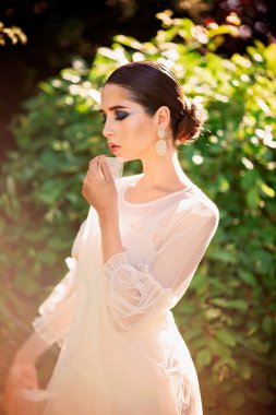 Güneş ışığı bahçede güzel bayan. 