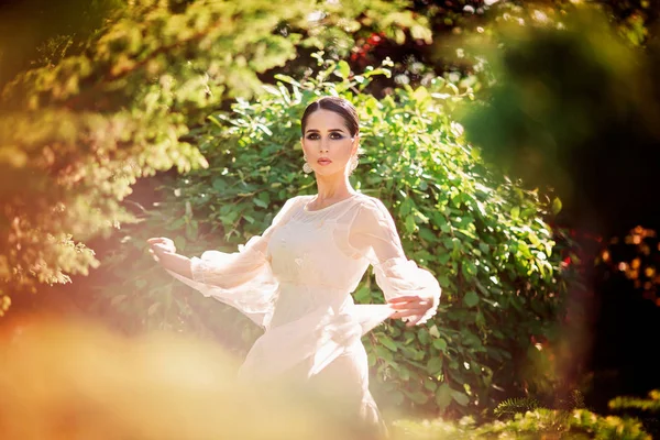Hermosa dama bailando en el jardín de luz solar . — Foto de Stock