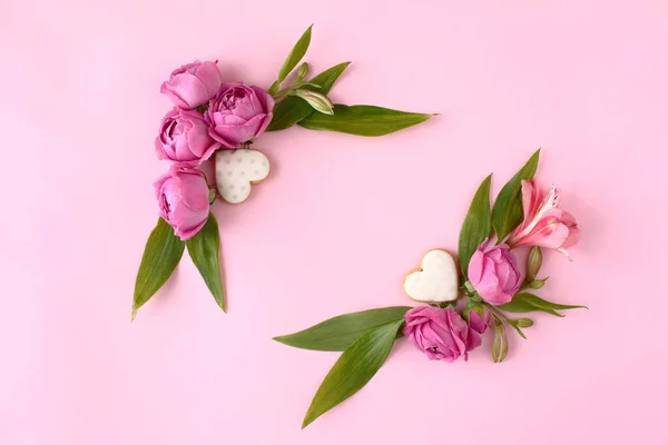 Πολύχρωμα Μπουμπούκια Τριαντάφυλλου Και Μπισκότα Σχήμα Καρδιάς Ροζ Φόντο Mock — Φωτογραφία Αρχείου