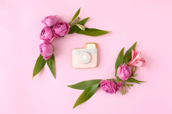 Πολύχρωμο Τριαντάφυλλο Μπουμπούκια Και Μπισκότο Κάμερα Ροζ Φόντο Mock Πλαίσιο — Φωτογραφία Αρχείου