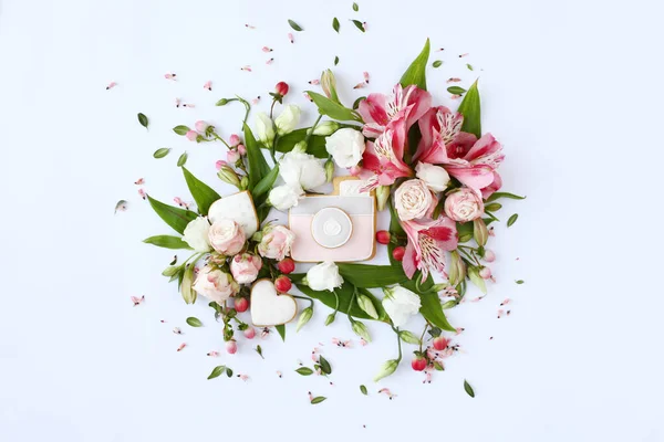 Photo Camera Shaped Cookie Λευκό Φόντο Τριαντάφυλλο Μπουμπούκια Λουλούδια Κρίνου — Φωτογραφία Αρχείου