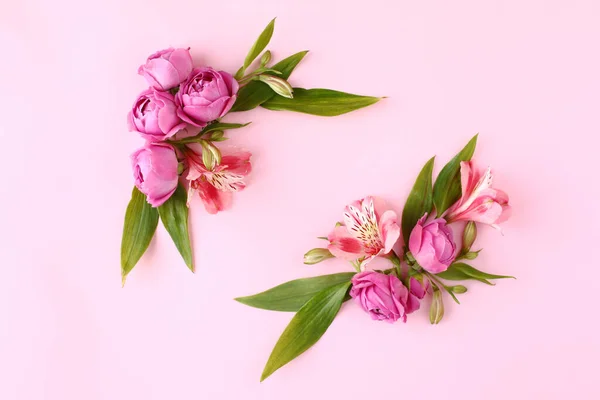 Τριαντάφυλλο Πλαίσιο Μπουμπούκια Ροζ Φόντο Flat Lay Top View Floral — Φωτογραφία Αρχείου