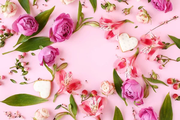 Marco Rosas Rosadas Ramas Hojas Galletas Forma Corazón Con Espacio —  Fotos de Stock