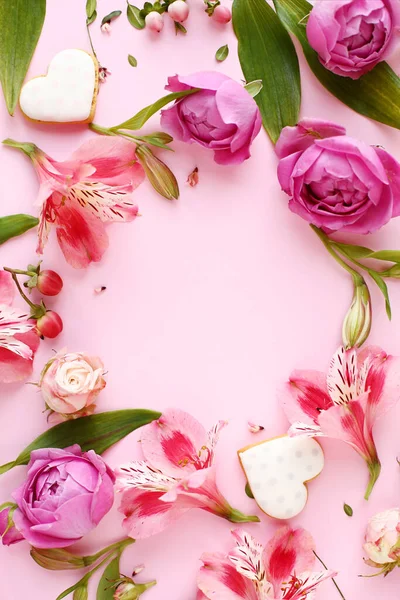 Πλαίσιο Ροζ Τριαντάφυλλο Λουλούδια Κλαδιά Φύλλα Και Μπισκότα Σχήμα Καρδιάς — Φωτογραφία Αρχείου