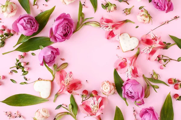 ピンクのバラの花 葉や背景にテキストのためのスペースを持つハート型のクッキーのフレーム フラットレイアウト トップビュー ロマン主義 ロイヤリティフリーのストック写真