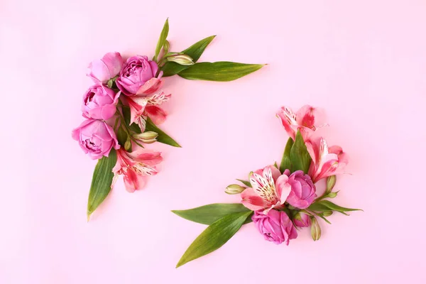 ピンクの背景にバラの芽のフレーム フラットレイアウト トップビューの花の挨拶コンセプト ロイヤリティフリーのストック画像