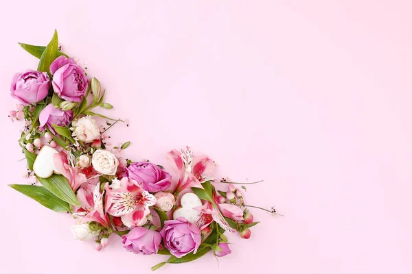 ピンクの背景に孤立したバラの花 葉やハート型のクッキーで作られた花のフレーム フラットレイアウト トップビュー ロマン主義 ストックフォト
