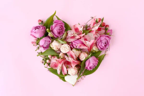 ピンクの背景に孤立したバラの花 葉やクッキーで作られたハート型の花組成物 フラットレイアウト トップビュー ロマン主義 ロイヤリティフリーのストック画像