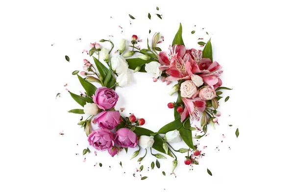 Kerek Virágkoszorú Rózsabimbókból Liliomvirágokból Fehér Alapon Izolált Zöld Levelekből Lapos Stock Kép
