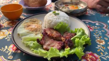 Kolombiya 'da bandeja paisa, yumurta, pilav, sosis, domuz kabuğu ve meyve suyu. Yüksek kalite 4k görüntü