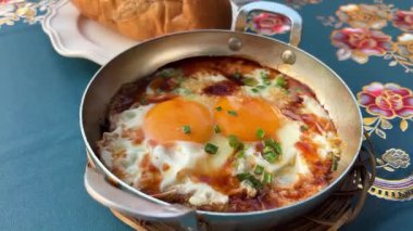 Ev Mutfağı 'ndaki Tavada Kahverengi Yumurta Kırmak. Yüksek kalite 4k görüntü