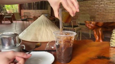 Kahvaltı için sütlü bir fincan sıcak kahve. Yakın plan. Modern Kafe 'nin Sabah Menüsü' nde Porselen Kupa 'da Kremalı İçecek. Anında Süt İçeceği veya Drip Filtresi ile Kahve reklamları