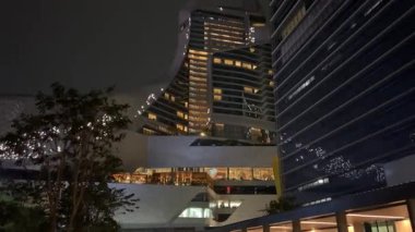 Tayland Bangkok trafiği ve geceleri Tayland 'da Bangkok şehrinin silueti. Yüksek kalite 4k görüntü