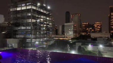 Tayland Bangkok trafiği ve geceleri Tayland 'da Bangkok şehrinin silueti. Yüksek kalite 4k görüntü