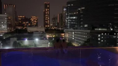 Tayland Bangkok trafiği ve geceleri Tayland 'da Bangkok şehrinin silueti. Yüksek kalite 4k görüntü