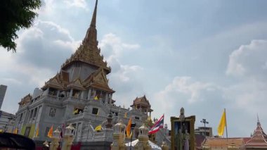 İnsanlar turist çarşısı arabaları aydınlatma trafik işaretleri ve gece Bangkok şehri silueti, Tayland Bangkok 09.03.2025