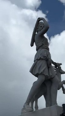 Da Nang, Vietnam bulutların üzerinde süzülüyor, bu rüya gibi köprü taş ellerin içinde dinleniyor, yolculara huzur dolu, gerçeküstü bir dağ yürüyüşü sunuyor..