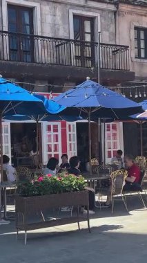 Da Nang, Vietnam bulutların üzerinde süzülüyordu. Bu rüya gibi köprü taş ellerin içinde dinleniyordu. Gezginlere huzur dolu, gerçeküstü bir dağ yürüyüşü sunuyordu. Vietnam Danang 09.02.2025