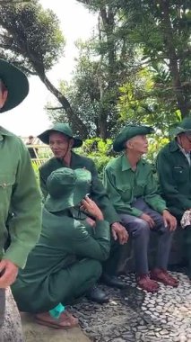 Vietnam Savaşı gazileri bulutların üzerinde yüzüyorlar, bu rüya gibi köprü taş ellerin içinde duruyor, yolculara huzur dolu, gerçeküstü bir dağ semalarında yürüme olanağı sunuyor. Vietnam Danang 09.02.2025