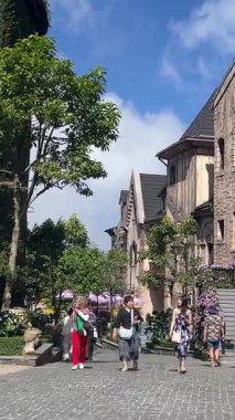 Da Nang, Vietnam bulutların üzerinde süzülüyordu. Bu rüya gibi köprü taş ellerin içinde dinleniyordu. Gezginlere huzur dolu, gerçeküstü bir dağ yürüyüşü sunuyordu. Vietnam Danang 09.02.2025