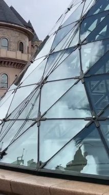 Da Nang, Vietnam bulutların üzerinde süzülüyor, bu rüya gibi köprü taş ellerin içinde dinleniyor, yolculara huzur dolu, gerçeküstü bir dağ yürüyüşü sunuyor..