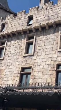 Da Nang, Vietnam bulutların üzerinde süzülüyor, bu rüya gibi köprü taş ellerin içinde dinleniyor, yolculara huzur dolu, gerçeküstü bir dağ yürüyüşü sunuyor..